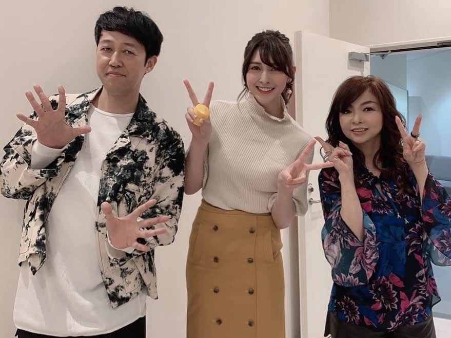 のインスタグラム：「#あさパラ！ありがとうございました！！！﻿ 緊張した〜〜〜けど皆さん優しくてハッピーだった🥰﻿ そして今日、小籔千豊さんがあさパラ卒業…！初出演でお見送りできた…！お疲れ様でした☺️﻿ 小籔千豊さんとハイヒール・モモコさんと🥰﻿ ﻿ #アンジェラ芽衣 #写真 #photo #読売テレビ #あさパラ #出演 #生放送 #小籔千豊 #ハイヒールモモコ」