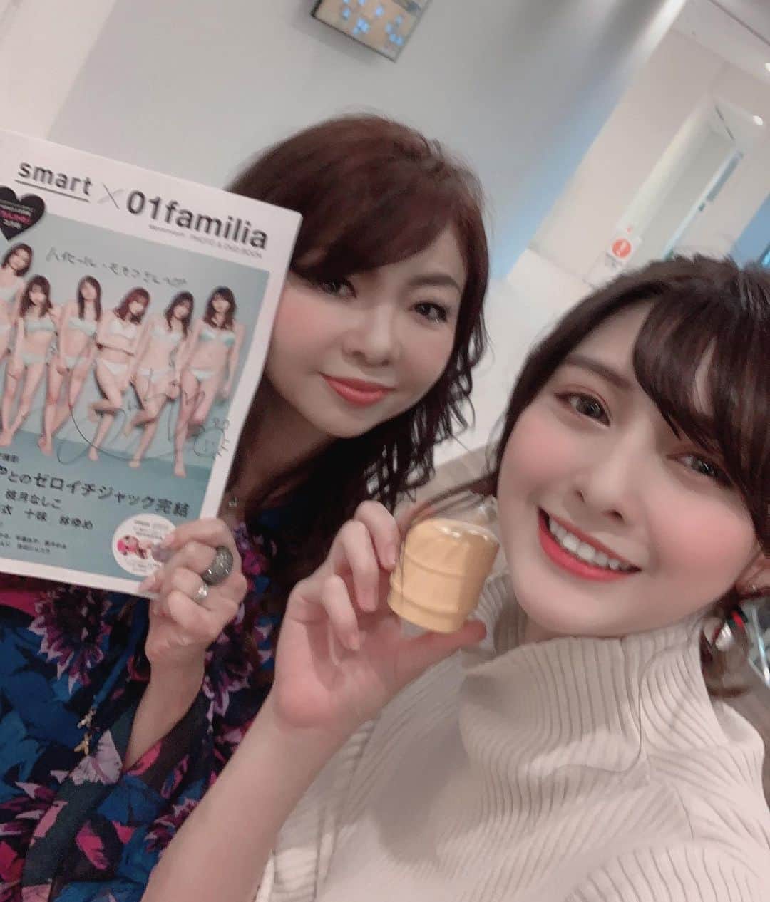 のインスタグラム：「モモコさんにsmart×ゼロイチファミリアのムック本をプレゼントさせていただきました😳😳喜んでくださったとても嬉しい😳😳😳﻿ そして放送中に紹介されてたポテラッパーほしいほしい連呼してたらくれた！！！！！！めちゃくちゃ嬉しいありがとうございます愛用します🥰🥰🥰﻿ ﻿ #アンジェラ芽衣 #写真 #photo #あさパラ #読売テレビ #生放送 #ハイヒールモモコ」