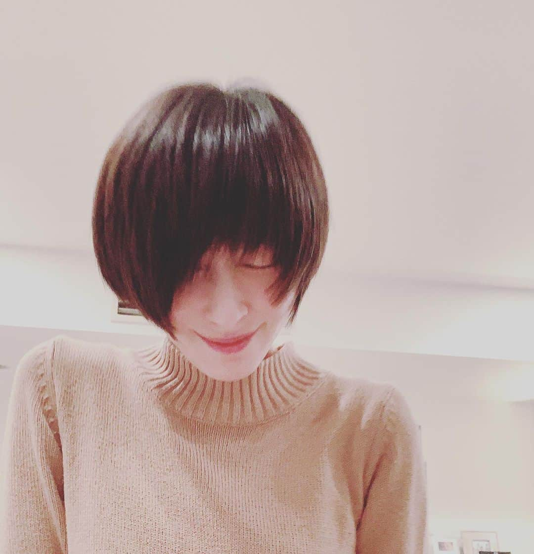 奥菜恵さんのインスタグラム写真 - (奥菜恵Instagram)「明日は雪が降るのですね。寒くなりそう。 家での過ごし方も、飽きないよう工夫が必要になってくる時期。 我が家の今夜の読み聞かせは、アレックス・ロビラ著「Good Luck 」でした。 昨晩から何か自己啓発系の本が読みたくなり、本棚を物色。色々読み返していた本の山からこれはもしかしたら子供に読み聞かせても面白いかもと思い、今日寝る前に読み聞かせしました。「運」と「幸運」の違いは何だろうねぇ、なーんて話をしながら半分くらいかな、読みました。次女はすぐに眠りに入りましたが、長女は続きが気になるようで目を輝かせながら物語の説明をし始めました。「ママ！この本貸して！明日の朝読んで良い？」 (どーぞ、どーぞ喜んで！色々読んで！) 眠らせるどころか覚醒させてしまった。 家の中は今日も平和です。 そうそう、髪の毛を少し伸ばして行きたいのもあってTWIGGYでウルフからショートボブにカットしてもらいました。(松浦美穂さん) 色々あるけど、でも日常に散らばっているたくさんの幸せをかき集めて良い眠りにつきます。  #おやすみなさい #明日は #雪 #読み聞かせ #goodluck  #読書は心の栄養」3月29日 1時29分 - megumi_okina