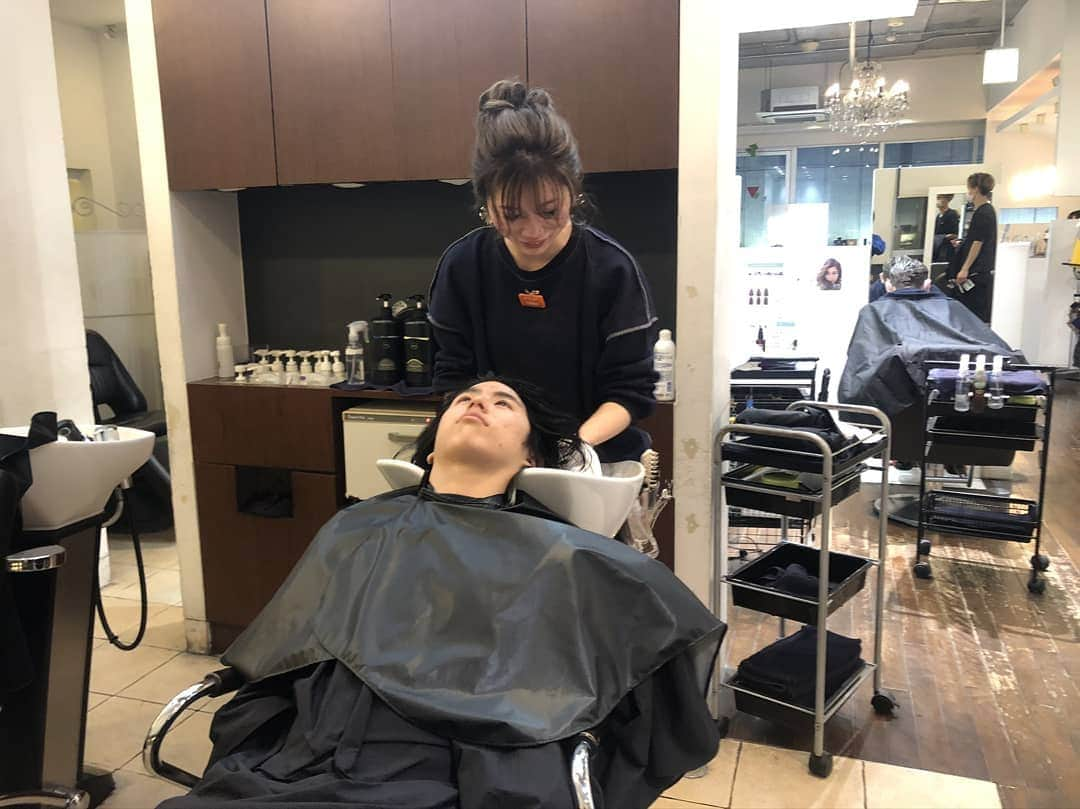 山本勇さんのインスタグラム写真 - (山本勇Instagram)「Hair cut today 撮影でスタイリストさんをしていただいた@pocopiconさんの勤務されてるお店、@careumeda でヘアカット✂️これからヘアケアのほうでちょこちょこお世話になります。学校にも近いのが嬉しい😄 ありがたいサポートに感謝💖 @care_salon  @careumeda」3月29日 1時31分 - isamuism