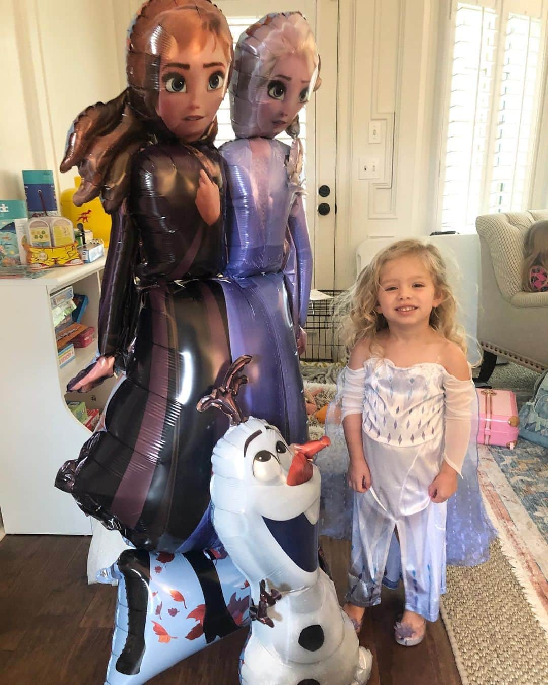 チャーリー・カルバーソンのインスタグラム：「Happy 3rd Birthday Everly! We figured these 3 friends could come to our house for her party 🙌🏼」