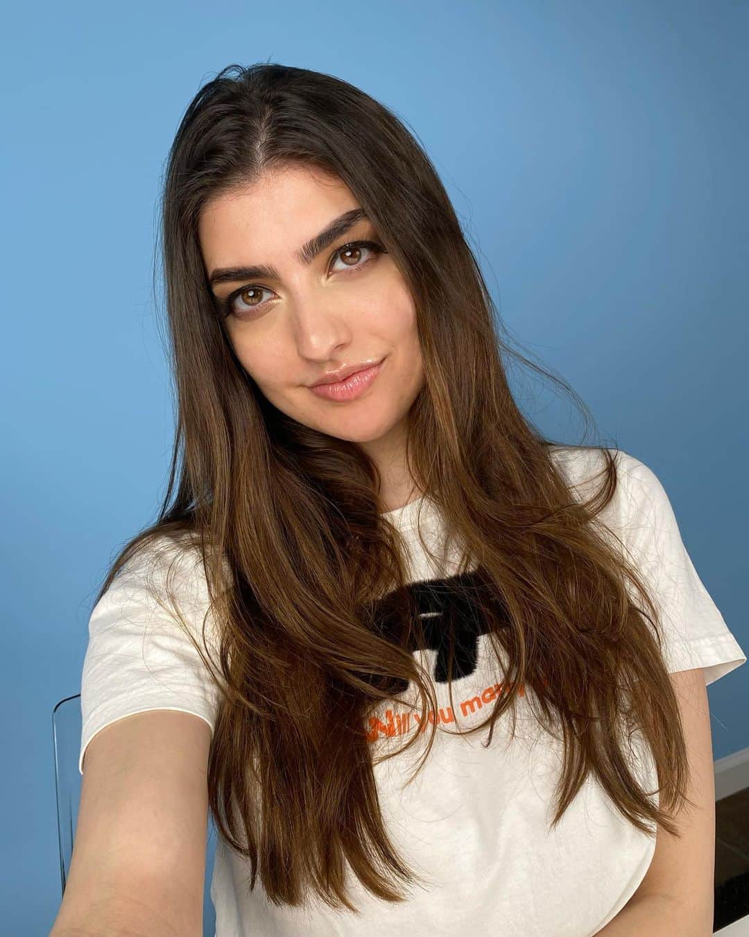 レイチェル・レビンのインスタグラム：「Day one million and sixty four of quarantine. I woke up and did my makeup so that I could sit on the couch and play the sims, wbu?」