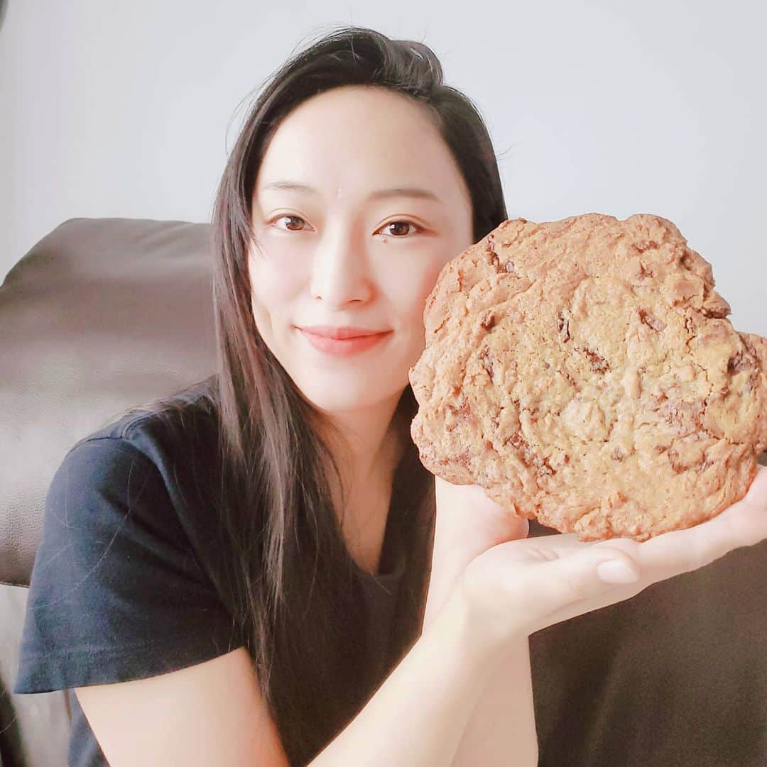 鈴木みほのインスタグラム：「A Cookie Monster & A Monster Cookie 🍪🍪🍪 #socialdistancing . 日本の業界はどうしてるかなと、 カナダでのことを少し話します。 . 3月13日、映画撮影の前日移動。 約4時間の移動でホテルに着いて、小道具さんと打ち合わせをして、その直後にコロナ関連で撮影ができなくなったという報告を受けた。（感染者がいたわけではないみたい） 次の日、ホテルから帰宅。 その時点でカナダで確認されている感染者は225名、死者1名。 マネージャー（私のエージェント）の話だとこの日、ものすごくたくさんの映画やドラマやプロジェクトが延期になった。 そこから2週間。 今の時点では感染者は国内4757名、死者は55名に増え、それでもこの数は"わかっている数"だという。 ホテルから帰宅後、Social distancing（社会的距離戦略）をすぐに始めて家でできることをして、今のところ、楽しみつつ自主トレもしつつの日々。 ありがたいのは、プロダクションが、こちらでは良くあるセルフテープオーディション（送られてきた台本を自分と相手役をやってもらう人とで撮影しキャスティングに送るというオーディション）で、「どうか安全第一で家から出ずにやってください」という形で進めていっていること。 誰も外に出なくていい。一人一人の安全が大事。大事にされている感をすごく感じる環境。 今はみんなで協力して、早くみんなと普通に会える日が来ますように🙏♥️ #社会的距離戦略 #ソーシャルディスタンシング #芸能界 #海外の芸能界 #オーディション #セルフテープ #コロナ #撮影 #映画 #プロダクション #すっぴん」