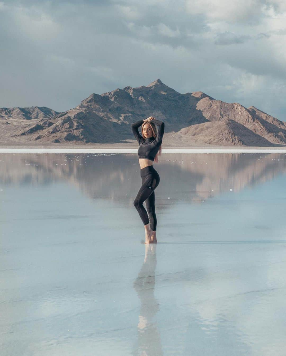 チャーリー・ジョーダンさんのインスタグラム写真 - (チャーリー・ジョーダンInstagram)「Six feet under 🦋  My first time to the secluded salt flats. I’ve always been in love with nature, but during this time it’s really made me reflect on how grateful I am I’ve been able to see so many beautiful natural wonders. The ground sparkled white like a dream✨ swipe for @sterfrygalli beautiful pictures!  Wearing @aloyoga」3月29日 1時57分 - charlyjordan