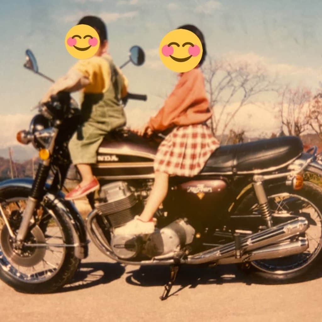 なっちゃんのインスタグラム：「弟と私とHONDA CB750four。 ． Twitterにも載せたけど、親が唐突に送ってくれた写真が余りにエモくてお気に入り🤣（子供なのに顔がブスなので隠したww） 裏面には雑なメモ書きと、ミスターバイクという35年愛されたバイク雑誌のステッカーもなぜか同封されてたってことは掲載されたのかな？w ． そういえば小さい頃はよく後ろとかサイドカーに乗せてもらった記憶あるなぁ❣️その後バイクは降りた父だけど本当に好きだったのが伝わる😂当時は大型二輪免許も今ほど簡単には取れなかったそうだし。時代的にも周りに好きな人多かったんだろうなぁ…それからバイク人口がグッと減って、飽きちゃったのかな？？何はともあれ私たち兄弟が今二輪に乗れるのは父の影響が絶対ある😂誘ったら一緒にツーリングしてくれるかしらwww断られそうwww ． 写真の風体が昭和じみてるのが気になるけど、親から子へ受け継がれるものがあること、昔は全然ありがたみを感じてなかった家族が今もいることに感謝ですね。みんなもそれぞれが愛し愛されている人間がいるのだから、お互いを尊重して生きよう！？！？！？！な！？！？！？ ． #バイク #バイクのある風景 #バイク女子 #honda #cb750four #旧車バイク #旧車女子 #ミスターバイク」