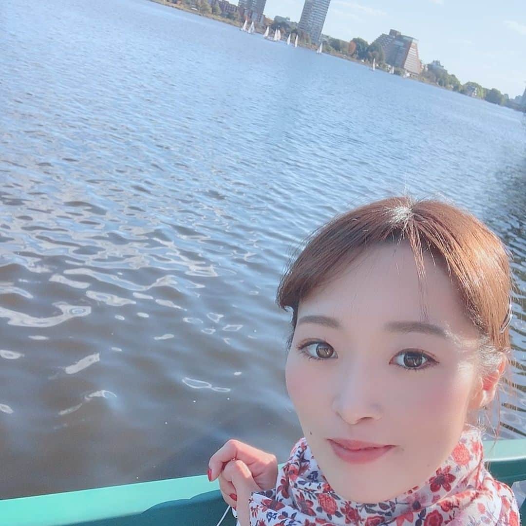 安達星来さんのインスタグラム写真 - (安達星来Instagram)「ボストン日記〜part5〜 1️⃣2️⃣3️⃣毎日車に乗ると必ず膝に乗ってくるステラ。もじゃもじゃすぎて顔が見えないけどそこがまた可愛いのだ 4️⃣紅葉が始まっていて綺麗だった✨ 5️⃣6️⃣ボストンで有名なチャールズリバー。みんなランニングしたりサイクリングしたりしてました！これ６じとかなんだけどまだ明るくて、帰りの散歩がさいっこうに気持ちよかった！ 7️⃣8️⃣帰国寸前に日本食が恋しくなって日本食やさんに連れて行ってもらいました！お味噌汁に感動のこの顔。笑 9️⃣お寿司が大量にでてきて爆笑。 🔟そうそうマックに行ったらケチャップがこんなきでてきて、笑いました！みんなこんな使うの？！笑 つづく... Boston Diary ~ part5 ~ 1️⃣2️⃣3️⃣Stella who always gets on her knees when she gets in a car every day. so cute... 4️⃣The autumn leaves have begun and it was beautiful✨ 5️⃣6️⃣Charles River famous in Boston.  Everyone was running and cycling! Time is6 oclock. 7️⃣8️⃣I missed Japanese food just before returning to Japan, and took me to Japanese food!  This face impressed with miso soup.  Lol 9️⃣A lot of sushi came out and burst into laughter. 🔟 When I went to Mac, Ketchup came out like this and laughed!  Do you all use this? !  Lol  to be continued...」3月29日 2時05分 - seira_adachi