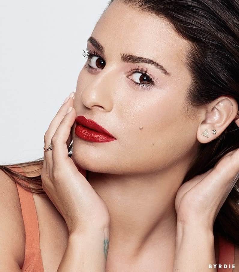 リア・ミシェルのインスタグラム：「I’m just going to put on a red lip and wear it around the house today...with my sweats.」