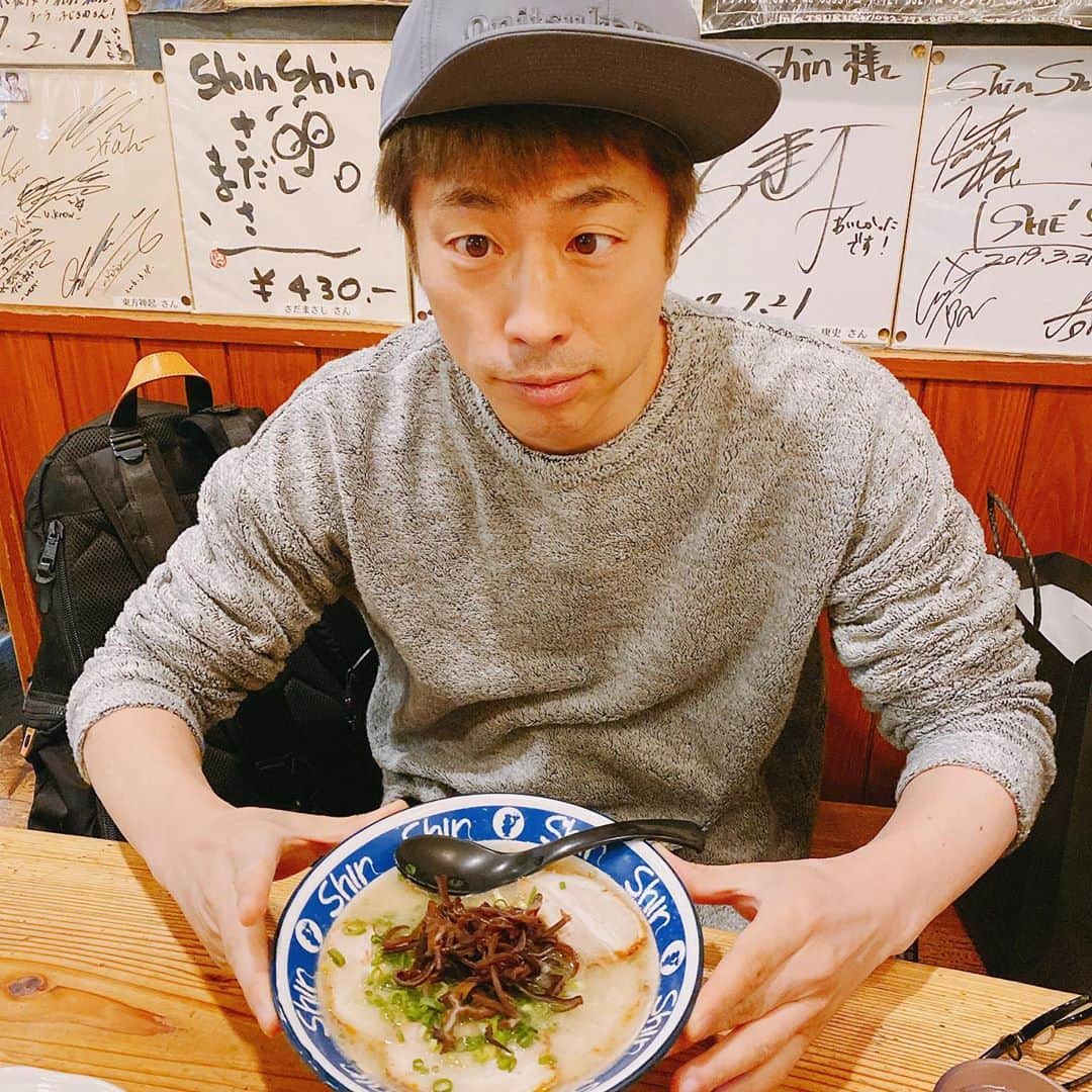 田村淳のインスタグラム：「とんこつラーメンshin-shin 福岡でレギュラー番組持って4年ほど経ちますが…誰も今まで教えてくれなかった…めちゃめちゃ美味いやんか！なぜスタッフはココを紹介してくれなかったのだろうか？芸能人のサインが沢山飾ってあるお店に入ると俺は求められないかもしれないと珍しく悲観的になってしまう^_^」