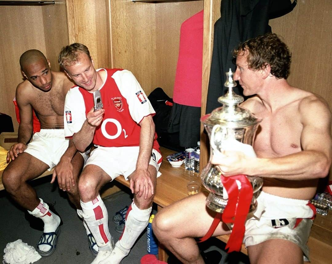 アーセナルFCさんのインスタグラム写真 - (アーセナルFCInstagram)「In the days before selfies, you got your mates to take the pictures 😅 🤳⁠ ⁠ #Arsenal #Parlour #Bergkamp #Henry」3月29日 2時45分 - arsenal