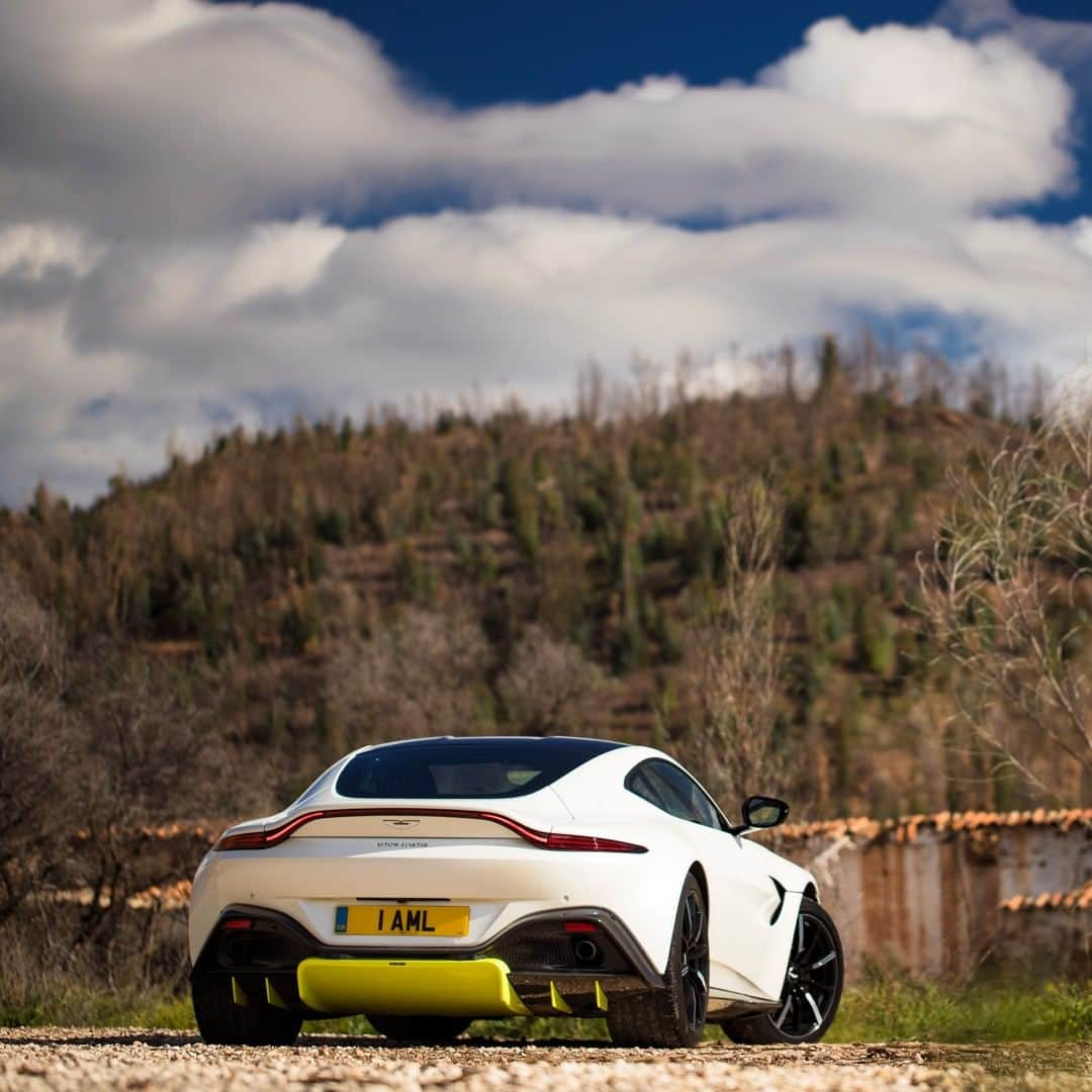 アストンマーチンさんのインスタグラム写真 - (アストンマーチンInstagram)「Vantage is always poised and comfortable under pressure.  #Vantage #AstonMartin #BeautifulWontBeTamed #StayHome」3月29日 3時00分 - astonmartin