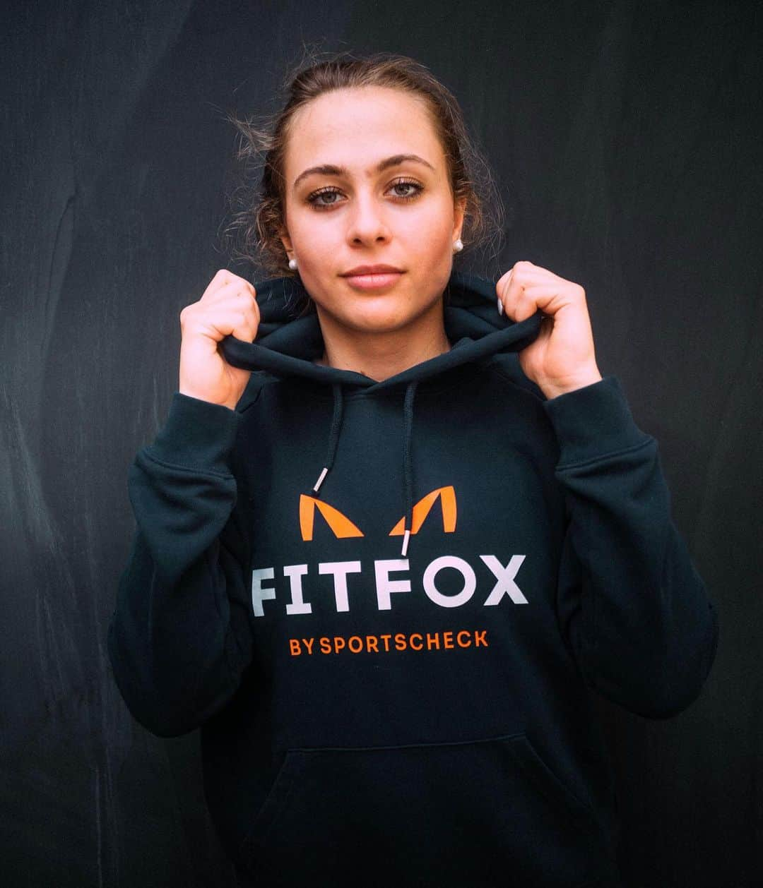 ソフィア・フロルシュさんのインスタグラム写真 - (ソフィア・フロルシュInstagram)「Proud to be a part of @sportscheckwomen since one year now 🙏🏽✅ Thanks to @myfitfox I was able to shoot some workouts for you guys 🙃 We can start working out together soooon 😛💪🏽 #stayhome #staysafe || 📸 x @janbeyer || *anzeige* #sophia #sophia99 #racegirl #changeagent #changes #motorsport #SportScheck #WomenPWR #FitFox」3月29日 3時17分 - sophiafloersch