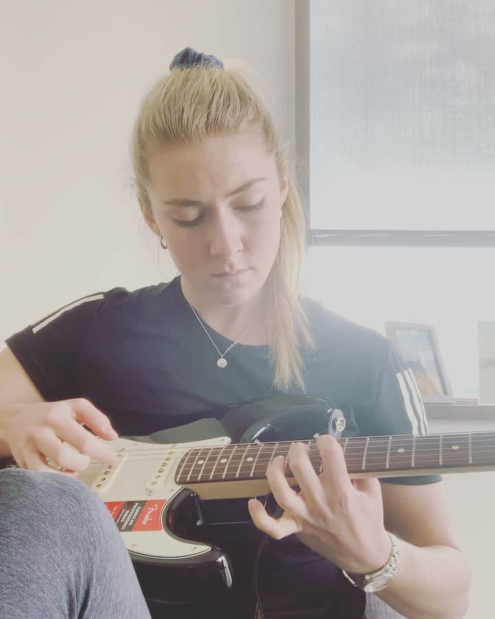 ミカエラ・シフリンのインスタグラム：「Always wanted to learn this intro...can you guess the song?🥴」