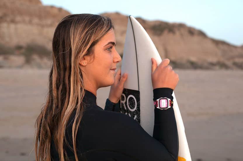 キャロライン・マークスのインスタグラム：「Loving my freestyle watch! #sharkfire 🔥 #teamfreestyle #adventure @freestylewatches」