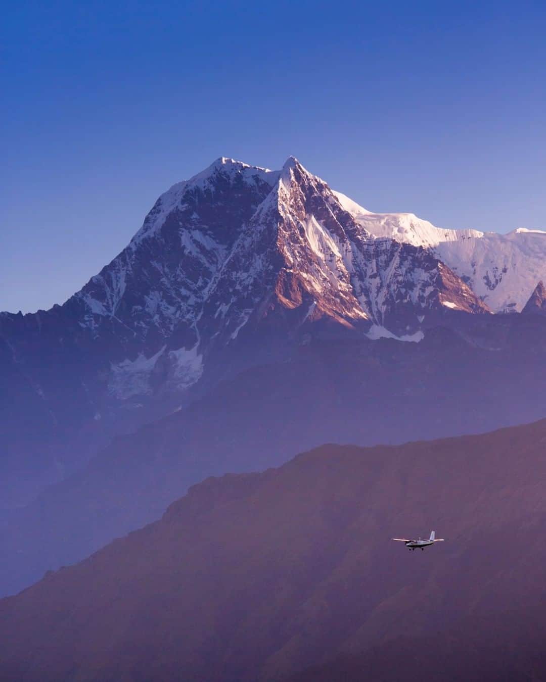 National Geographic Travelさんのインスタグラム写真 - (National Geographic TravelInstagram)「Photo by @emilypolar | A plane flies high above the valley and below the towering peaks of the Annapurna Himalaya. Wishes of high spirits in these fluctuating times.  To see more of Nepal and beyond, follow me @emilypolar. #Nepal #Himalaya #Annapurna」3月29日 9時05分 - natgeotravel