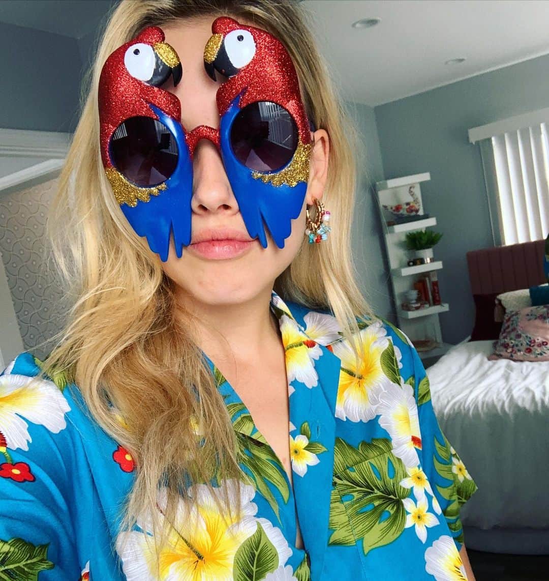 グレイシー・ドジーニーのインスタグラム：「cabin fever has resulted in a conga line 🏝」