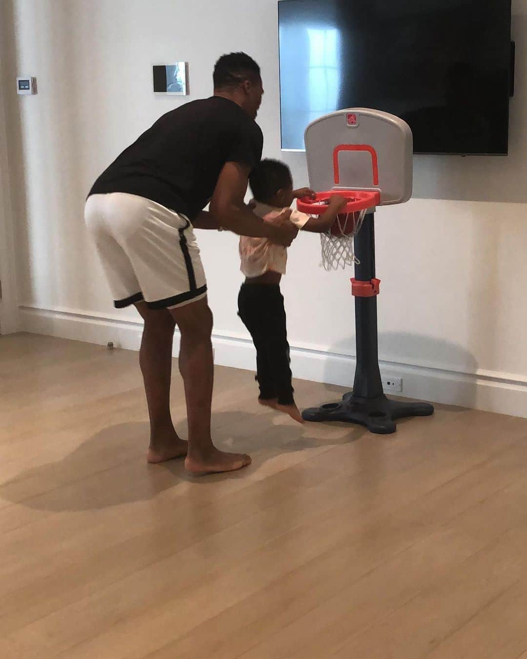 Jordanさんのインスタグラム写真 - (JordanInstagram)「Ballers by birth.  @RussWest44 shows the fam how to get buckets at any age. #PlayInside #PlayForTheWorld #JUMPMAN」3月29日 3時38分 - jumpman23