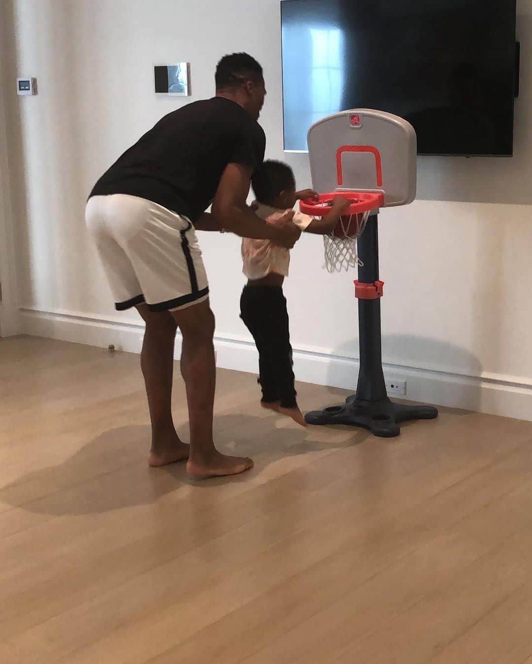 Jordanのインスタグラム：「Ballers by birth.  @RussWest44 shows the fam how to get buckets at any age. #PlayInside #PlayForTheWorld #JUMPMAN」