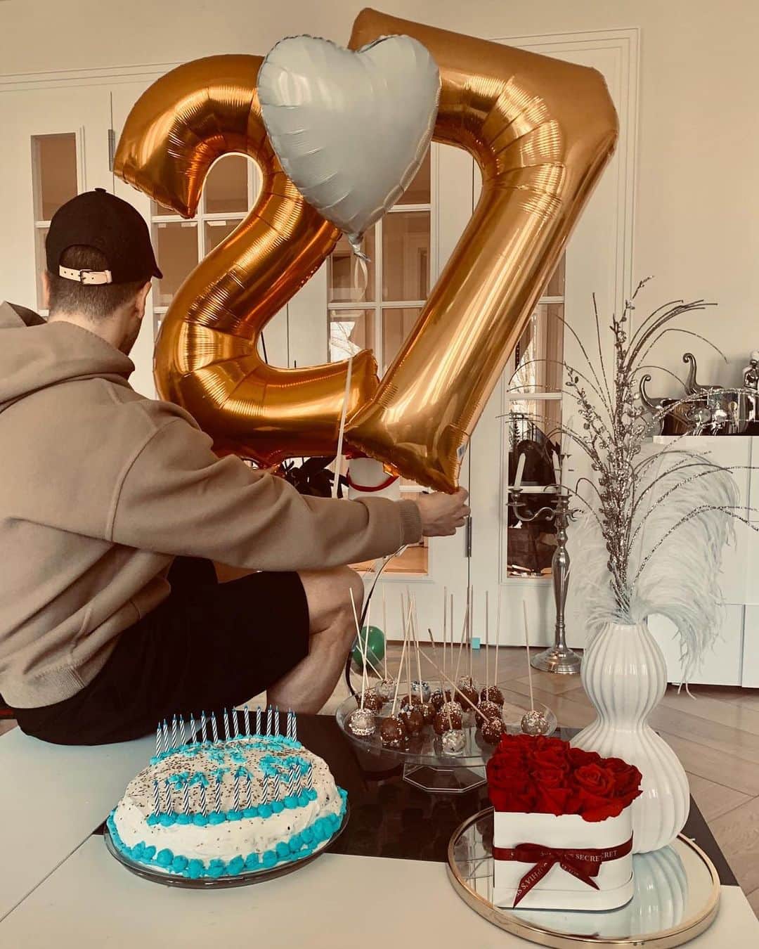 マティヤ・ナスタシッチのインスタグラム：「Hvala svima na brojnim porukama i rođendanskim čestitkama! 🇷🇸Thank you all for your birthday wishes! 👍🏼Vielen herzlichen Dank an alle, die heute an mich gedacht haben und mir auf allen möglichen Wegen zu meinem Geburtstag gratuliert haben. Ich habe mich sehr darüber gefreut! 2️⃣7️⃣🎂🎉🔵⚪️ #bleibtGEsund #stayhome #ostanitekodkuce🍀」