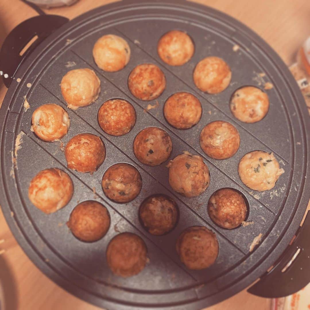 松谷ヒロキさんのインスタグラム写真 - (松谷ヒロキInstagram)「家たこ焼き。 楽しくて美味しい。  Home takoyaki.  Fun and delicious.  #円スタグラム #art #lights  #food #iPhone11 #focus #cool #kawaii #japanese #comedian #tokyo #japan #love #instagood #instalike #webstagram #follow #followme #followforfollow #写真 #アート #おうちごはん」3月29日 4時01分 - mattsun8084