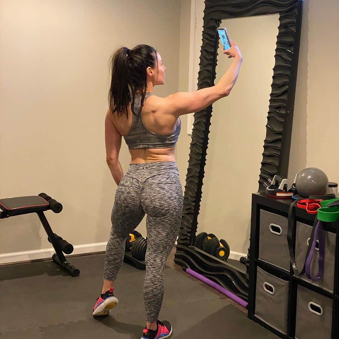 Kendra Lustさんのインスタグラム写真 - (Kendra LustInstagram)「#saturdayselfie Challenge post your #homeworkout #selfie 🤳🏻#motivation #fitnessmotivation if i didn’t tag still play along allows only so many to #tag 💪🏻」3月29日 3時53分 - kendralust