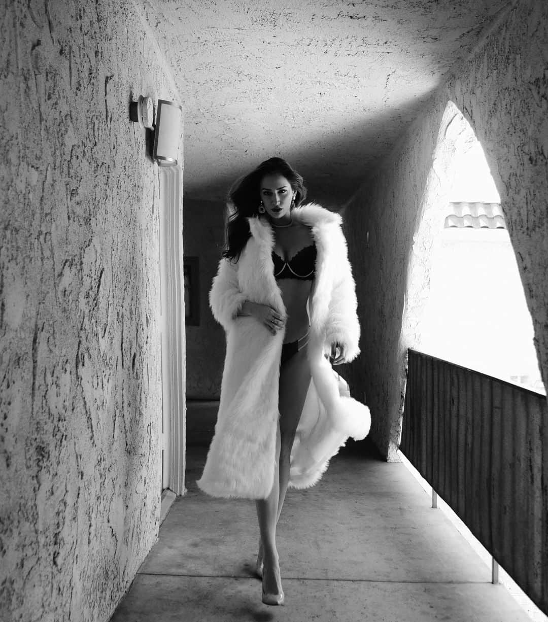 ドナ・フェルドマンのインスタグラム：「Playing #dressup begins at age five and never truly ends . . especially while you #stayhome and wanna switch things up between your sweatpants and pjs. Captured right before this corona craze began at the home of photographer @genenfeld @intimissimiofficial @sheinofficial @stuartweitzman #cinematic #blackandwhite #fauxfur #fashionstatement」