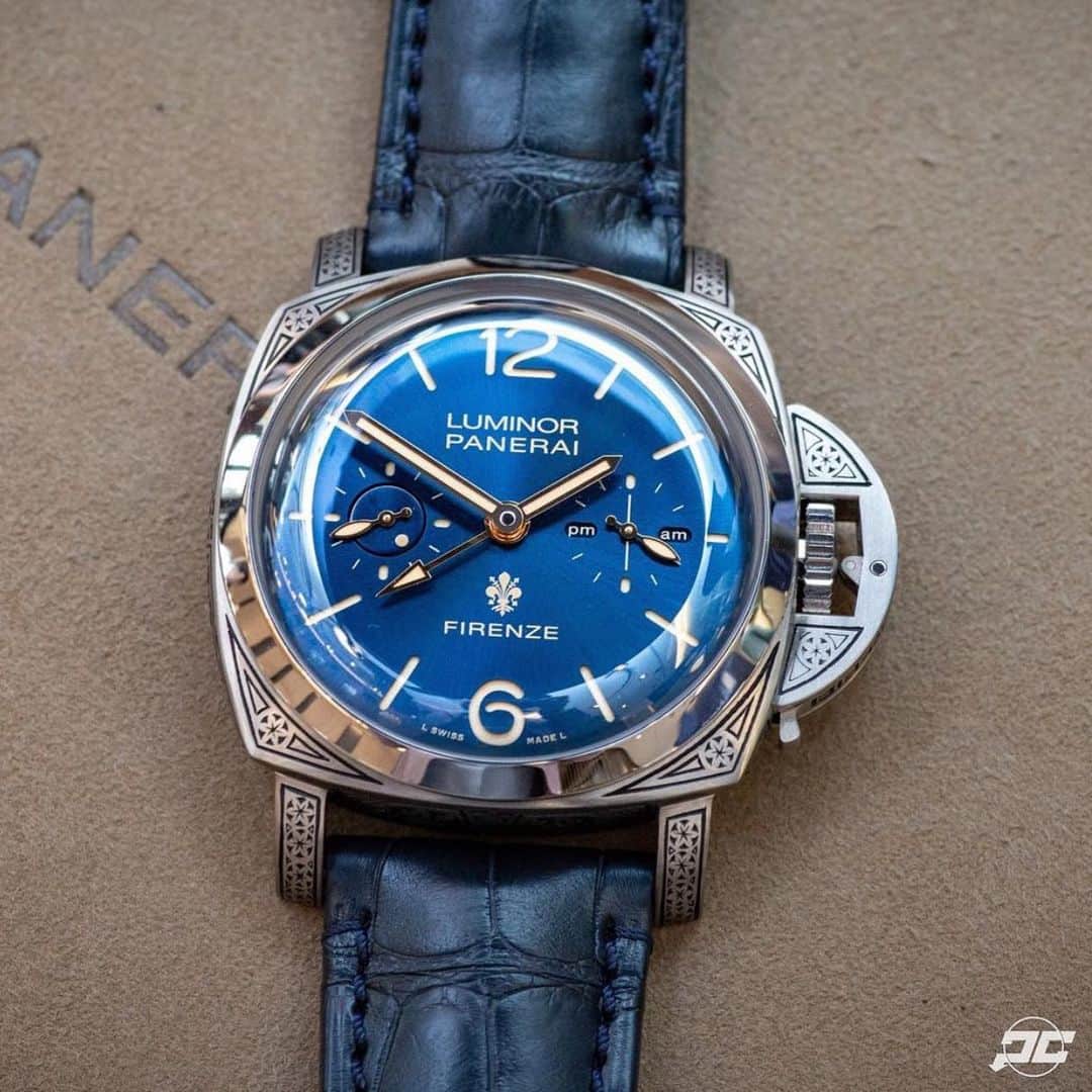 パネライのインスタグラム：「This piece is just absolutely gorgeous all the way around. The #PAM703 Luminor Firenze Tourbillon with hand engraved case and blue sunburst dial. #paneraicentral」