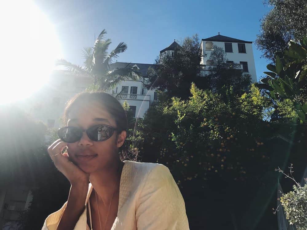 アリシア・デブナム・キャリーのインスタグラム：「Happy Birthday to this most brilliant, gorgeous, divine human being. I love you! 💕 You are a ray of light in everyone’s life. You’ve been with me through thick and thin and made this place a home. Here’s to a lifetime of sisterhood and friendship my mermaid angel. @lauraharrier ✨🧜🏾‍♀️🧜🏼‍♀️」