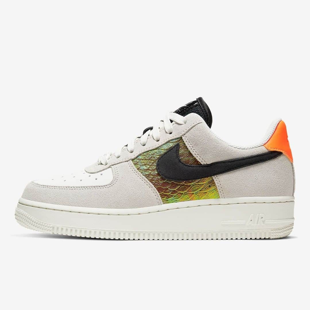 Sneaker Newsさんのインスタグラム写真 - (Sneaker NewsInstagram)「More creative upgrades to the Air Force 1 Low arrive in the form of an oily iridescent python panel. Ready to add these to the rotation? Hit the link in our bio for a closer look.」3月29日 5時00分 - sneakernews