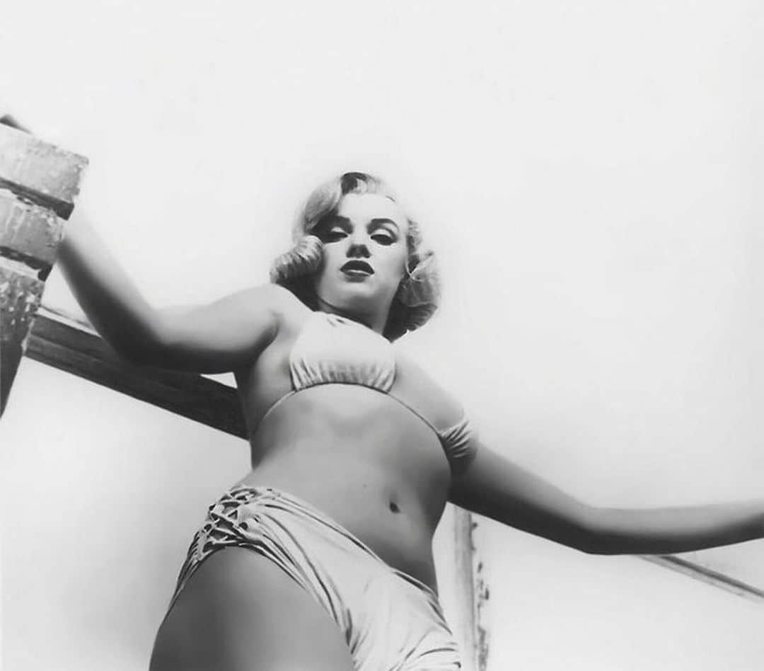 マリリン・モンローのインスタグラム：「Marilyn Monroe in 1951.❤️ I love her shoes in the second pic✨☺️」