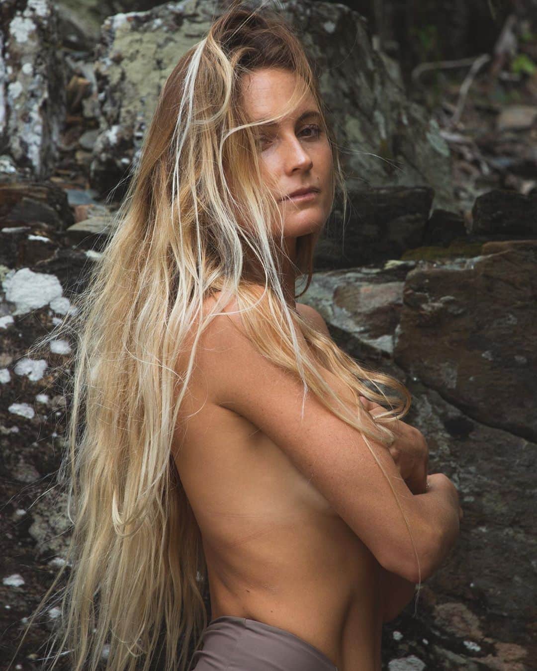 アラナ・ブランチャードのインスタグラム：「Hiding in the rocks. Pic @raynjermain」