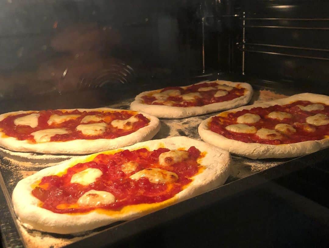 川島永嗣さんのインスタグラム写真 - (川島永嗣Instagram)「今回のシェフチャレンジ。 ピザ🍕  Chef Challenge!!Pizza this time🎉  #stayhome#restezchezvous#家にいよう#いつもやらない事にチャレンジしてみよう」3月29日 6時13分 - eijikawashima01