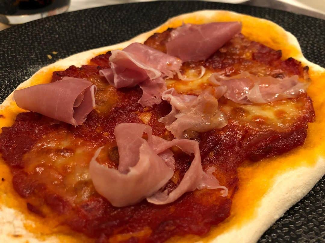 川島永嗣さんのインスタグラム写真 - (川島永嗣Instagram)「今回のシェフチャレンジ。 ピザ🍕  Chef Challenge!!Pizza this time🎉  #stayhome#restezchezvous#家にいよう#いつもやらない事にチャレンジしてみよう」3月29日 6時13分 - eijikawashima01