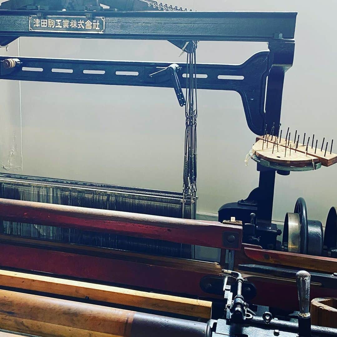 岡田美里さんのインスタグラム写真 - (岡田美里Instagram)「明日放送の番組のためにお話を伺ってきました。 「鶴の恩返し」でトントンからり…と織っていた機織りは、シャトル織機(しょっき)となりました。  シャトル・・「杼＝ひ」という、鶴の恩返しの美しい娘が右手に持っていたアレ…を用いて織る織機のことです。18世紀半ばから19世紀にかけた1700年代のイギリス産業革命の先駆けとなった画期的な織機です。『1733年ジョン・ケイ、飛び杼（flying shuttle)を発明して織機が高速化された』・・世界史に出てきた…らしいです(イギリス🇬🇧産業革命しか覚えがない…ですね…普通です、ハイ)。 フライングシャトルを左右でフライングゲットして(笑)リネンを織りますと、飛び杼（flying shuttle)の中の麻糸は、右から左、左から右とピストルの玉の速さで動きますが、それでも最近の高速織機よりは遅いので飛び杼（flying shuttle)がヒューンと飛ぶ際にちょっとした差異が生まれます。 そ、れ、が！フランス🇫🇷のアンティーク屋さんで見かけたような麻の、あの風合いのいいなんとも素敵なリネンの生地になります。  シャトル織機のリネンには必ず最後のページのような「ミミ」が ありますが、フランスのビストロのギャルソンがしているエプロンの端にあったみたいなミミ、大好きな方も多いはず✨ 今回の帽子はショップチャンネルのためにたくさん織りましたから工場でレピア織機で織っていただいたのですが、 織物にこのくらい詳しい方々に監修していただいて国内生産でしたので仕上がりが全然違うのです。  奥様のとくさんのお父様が「甲斐絹」(かいき)のネクタイ用の絹生地を織っていた眠っていた織機を、麻糸に置きかえて復活させた しむら祐次さん達のブランドの製品が、ワンピースでもエプロンでもなぜ素敵なのか…がわかるエピソードでした。 #リネン#天然生活#リネンならではの色味#リネンを織らせたら日本一#色出しのプロ#日傘な帽子#ショップチャンネル」3月29日 7時11分 - millieokada