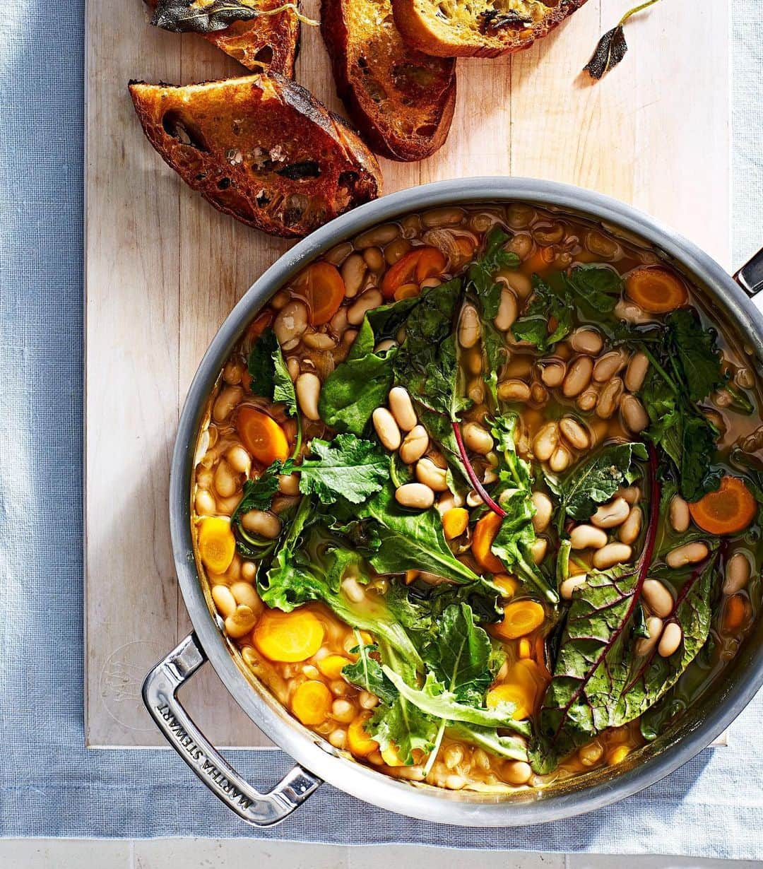マーサ・スチュワートさんのインスタグラム写真 - (マーサ・スチュワートInstagram)「A can of beans transforms any soup or stew into a hearty and satisfying meal. This cannellini-bean and greens stew uses a smart trick that works in any soup: Smash half of the beans into the broth to thicken the soup and add texture. Grab the full recipe at the link in bio!👆🏼📷: @juliagartland」3月29日 7時21分 - marthastewart