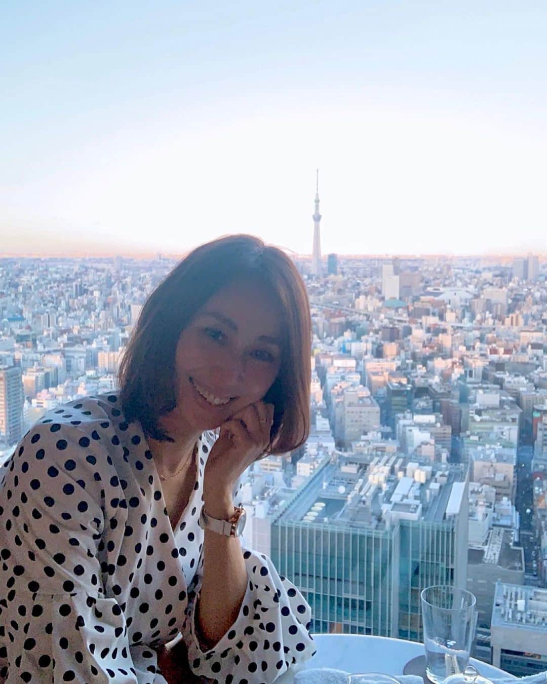 のインスタグラム：「⁑ 素敵な眺め🏙 週2のトレーニングしながらプロテインも飲んでます 同い年の干場さん @yoshimasa_hoshiba  が愛飲しているということで知ったアイムプロテインは、なんと「大人のための母乳」！栄養素がとっても豊富なの✨ @im_hyper_immunenized_protein  甘めなミルキーな味わいだから飲みやすいよ 飲み始めて1ヶ月、昼か夜に食事の代わりに置き換えで飲んでるけど、体調がとっても良くなったよ！そして筋肉も付きやすくなった気がしてトレーニングも更にモチベーションアップ⤴︎ 今年花粉症がいつもより軽く済んでるのも、肌の調子が良いのももしかしたらこのおかげかも？笑 健康と美容ののために良いプロテインを摂れるから、続けたいな♪ ここからチェックしてみてね↓ https://improtein.jp/  #プロテイン #アイムプロテイン #protein #pr #トレーニング女子 #パーソナルトレーニング #タンパク質 #ダイエット #免疫力アップ  #免疫力 #美肌 #美肌ケア #beauty #helthy  #マンダリンオリエンタル東京 #mandarinorientaltokyo #tokyoview #スカイツリー #けしからん風景 #ダレカニミセタイケシキ #tb」