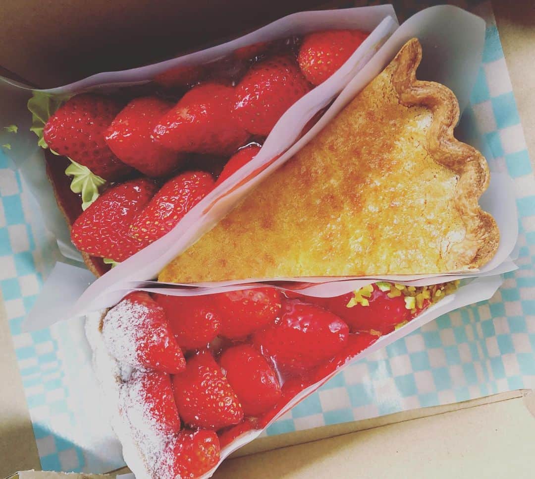 益田麻衣のインスタグラム：「何年ぶりかのキルフェボン🍓  今日で一時帰国してから2週間が経ちました。引越しして、わずか1ヶ月半での一時帰国。 1ヶ月程は日本にいる予定です。  #キルフェボン #ケーキ #スイーツ #いちごタルト #いちご #ティータイム #一時帰国中」
