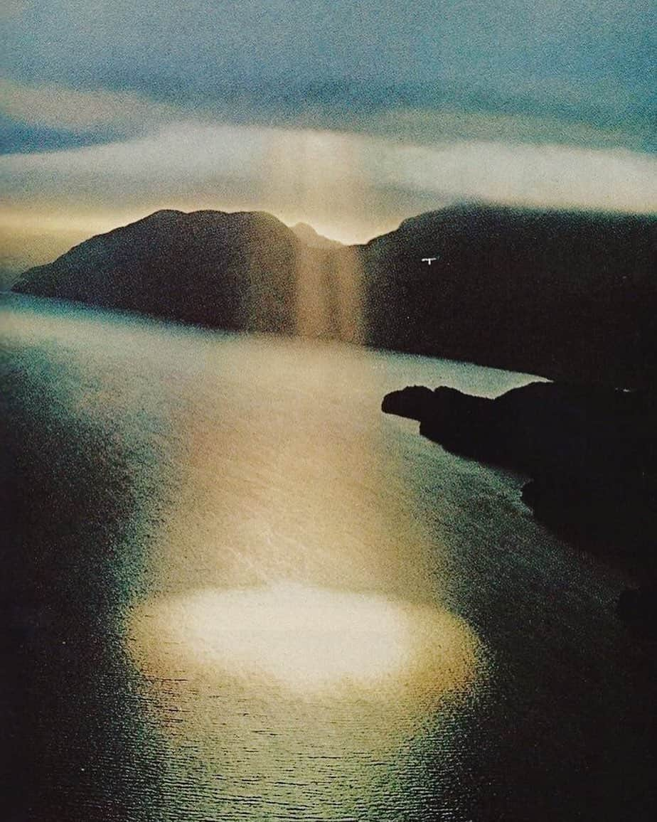 Meganさんのインスタグラム写真 - (MeganInstagram)「A single shaft of sunlight breaks the clouds on New Zealand’s Dusky Sound 〰 National Geographic, 1971 #duskysound #newzealand #heavenonearth」3月29日 18時13分 - zanzan_domus