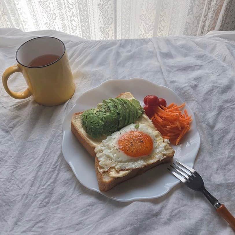 ハルハルさんのインスタグラム写真 - (ハルハルInstagram)「おうちでゆっくり𓂃 𓈒𓏸韓国でも大流行中#홈카페놀이 (おうちカフェ遊び)の実態🌿﻿ ﻿ ﻿ ﻿ あんにょんー！﻿ ハルハル編集部のayuです🍊﻿ ﻿ 今日は韓国女子の間でも流行っている、#おうちカフェ についての投稿です𓂂𖡼𓎩𓌉﻿ ﻿ ﻿ ﻿ ﻿ 春休みでひまだよー！﻿ でも花粉やウィルスが嫌だしお家にいたいよー！﻿ 引きこもりだとインスタネタないよー！﻿ ﻿ そんな方に向けて、、、﻿ ﻿ おうちカフェで楽しんじゃおう🥛🍪💭﻿ ﻿ ﻿ ﻿ ⌂ ͌ おうちカフェの楽しみ方﻿ ﻿ 𝟷 お部屋の中の映えスポットを整理﻿ 𝟸 お皿やコップもこだわって﻿ 𝟹 飲み物と食べ物を用意﻿ 𝟺 食べ物は色が入ったものorベージュ白系がおすすめ﻿ 𝟻 良きライティング・画角引きめでパシャリ﻿ ﻿ ‌﻿ ﻿ 食べ物は、﻿ ﻿ 〖 色が入ったもの 〗アボカド🥑目玉焼き🍳イチゴ🍓ニンジン🥕チェリー🍒﻿ ﻿ 〖 ベージュ白系 〗パンケーキ🥞チーズケーキ🧀ヨーグルト🥣プリン🍮﻿ ﻿ とかが手軽に映えておすすめです笑﻿ ﻿ ﻿ ちなみに私は前おうちカフェにハマった時、コーヒーに凝っちゃって色々なカフェの豆を買い歩いたりしてだいぶ都内のカフェに詳しくなりました、、☕️笑﻿ ﻿ ﻿ 暇つぶしにもなるし新しい趣味も増えるかも！﻿ みんなもぜひやってみてねー𓅯 ⠜﻿ ﻿ ﻿ ﻿ ﻿ ﻿ ‌﻿ -----------------﻿ ‌﻿ 今回の可愛いお写真は、﻿ 以下の方からお借りしています♡﻿ ‌﻿ Thanks for…﻿ ‌﻿ ﻿ @nr_104 様﻿ @moon_486 様﻿ @jjinbbang_studio 님﻿ @75room 様﻿ ﻿ ‌﻿ #ハルスタ や #ハルハル をタグ付けしていただくと、﻿ ハルハルの記事やInstagramに投稿させていただく場合がございます﻿ ‌﻿ #하루스타 #하루하루 를 태그 하시면﻿ 하루하루의 기사와 인스타그램에서 사용할 가능성이 있습니다﻿ ‌﻿ -----------------﻿ ‌﻿ ‌﻿ ‌﻿ ‌﻿ ‌﻿ ‌﻿ ‌﻿ #韓国 #韓国好きな人と繋がりたい #うちカフェ #ブランチ #朝ごはん #おうちcafe #韓国カフェ #韓国カフェ風 #トーストアレンジ #置き画倶楽部 #ランチ #カフェ #おやつ #パンケーキ #カフェご飯 #おうちごはん #집순이 #방구석라이프」3月29日 16時55分 - haruharu_furyu