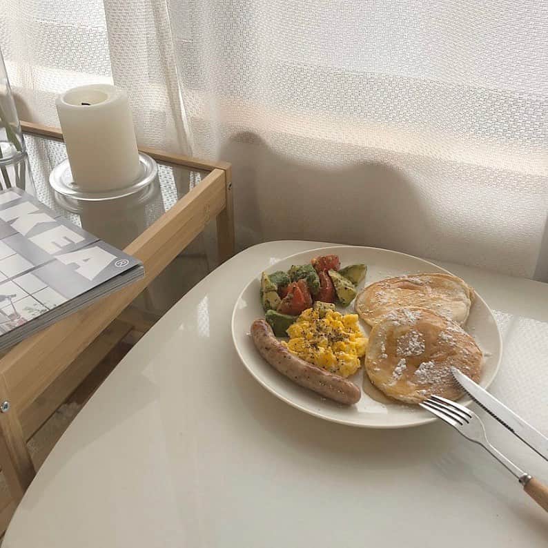 ハルハルさんのインスタグラム写真 - (ハルハルInstagram)「おうちでゆっくり𓂃 𓈒𓏸韓国でも大流行中#홈카페놀이 (おうちカフェ遊び)の実態🌿﻿ ﻿ ﻿ ﻿ あんにょんー！﻿ ハルハル編集部のayuです🍊﻿ ﻿ 今日は韓国女子の間でも流行っている、#おうちカフェ についての投稿です𓂂𖡼𓎩𓌉﻿ ﻿ ﻿ ﻿ ﻿ 春休みでひまだよー！﻿ でも花粉やウィルスが嫌だしお家にいたいよー！﻿ 引きこもりだとインスタネタないよー！﻿ ﻿ そんな方に向けて、、、﻿ ﻿ おうちカフェで楽しんじゃおう🥛🍪💭﻿ ﻿ ﻿ ﻿ ⌂ ͌ おうちカフェの楽しみ方﻿ ﻿ 𝟷 お部屋の中の映えスポットを整理﻿ 𝟸 お皿やコップもこだわって﻿ 𝟹 飲み物と食べ物を用意﻿ 𝟺 食べ物は色が入ったものorベージュ白系がおすすめ﻿ 𝟻 良きライティング・画角引きめでパシャリ﻿ ﻿ ‌﻿ ﻿ 食べ物は、﻿ ﻿ 〖 色が入ったもの 〗アボカド🥑目玉焼き🍳イチゴ🍓ニンジン🥕チェリー🍒﻿ ﻿ 〖 ベージュ白系 〗パンケーキ🥞チーズケーキ🧀ヨーグルト🥣プリン🍮﻿ ﻿ とかが手軽に映えておすすめです笑﻿ ﻿ ﻿ ちなみに私は前おうちカフェにハマった時、コーヒーに凝っちゃって色々なカフェの豆を買い歩いたりしてだいぶ都内のカフェに詳しくなりました、、☕️笑﻿ ﻿ ﻿ 暇つぶしにもなるし新しい趣味も増えるかも！﻿ みんなもぜひやってみてねー𓅯 ⠜﻿ ﻿ ﻿ ﻿ ﻿ ﻿ ‌﻿ -----------------﻿ ‌﻿ 今回の可愛いお写真は、﻿ 以下の方からお借りしています♡﻿ ‌﻿ Thanks for…﻿ ‌﻿ ﻿ @nr_104 様﻿ @moon_486 様﻿ @jjinbbang_studio 님﻿ @75room 様﻿ ﻿ ‌﻿ #ハルスタ や #ハルハル をタグ付けしていただくと、﻿ ハルハルの記事やInstagramに投稿させていただく場合がございます﻿ ‌﻿ #하루스타 #하루하루 를 태그 하시면﻿ 하루하루의 기사와 인스타그램에서 사용할 가능성이 있습니다﻿ ‌﻿ -----------------﻿ ‌﻿ ‌﻿ ‌﻿ ‌﻿ ‌﻿ ‌﻿ ‌﻿ #韓国 #韓国好きな人と繋がりたい #うちカフェ #ブランチ #朝ごはん #おうちcafe #韓国カフェ #韓国カフェ風 #トーストアレンジ #置き画倶楽部 #ランチ #カフェ #おやつ #パンケーキ #カフェご飯 #おうちごはん #집순이 #방구석라이프」3月29日 16時55分 - haruharu_furyu
