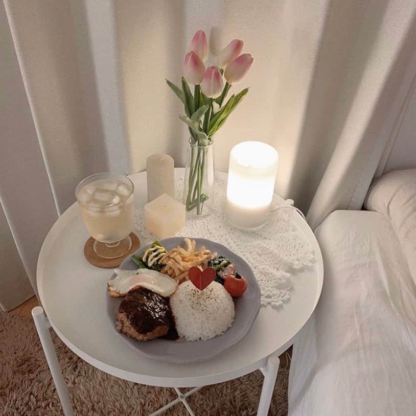 ハルハルさんのインスタグラム写真 - (ハルハルInstagram)「おうちでゆっくり𓂃 𓈒𓏸韓国でも大流行中#홈카페놀이 (おうちカフェ遊び)の実態🌿﻿ ﻿ ﻿ ﻿ あんにょんー！﻿ ハルハル編集部のayuです🍊﻿ ﻿ 今日は韓国女子の間でも流行っている、#おうちカフェ についての投稿です𓂂𖡼𓎩𓌉﻿ ﻿ ﻿ ﻿ ﻿ 春休みでひまだよー！﻿ でも花粉やウィルスが嫌だしお家にいたいよー！﻿ 引きこもりだとインスタネタないよー！﻿ ﻿ そんな方に向けて、、、﻿ ﻿ おうちカフェで楽しんじゃおう🥛🍪💭﻿ ﻿ ﻿ ﻿ ⌂ ͌ おうちカフェの楽しみ方﻿ ﻿ 𝟷 お部屋の中の映えスポットを整理﻿ 𝟸 お皿やコップもこだわって﻿ 𝟹 飲み物と食べ物を用意﻿ 𝟺 食べ物は色が入ったものorベージュ白系がおすすめ﻿ 𝟻 良きライティング・画角引きめでパシャリ﻿ ﻿ ‌﻿ ﻿ 食べ物は、﻿ ﻿ 〖 色が入ったもの 〗アボカド🥑目玉焼き🍳イチゴ🍓ニンジン🥕チェリー🍒﻿ ﻿ 〖 ベージュ白系 〗パンケーキ🥞チーズケーキ🧀ヨーグルト🥣プリン🍮﻿ ﻿ とかが手軽に映えておすすめです笑﻿ ﻿ ﻿ ちなみに私は前おうちカフェにハマった時、コーヒーに凝っちゃって色々なカフェの豆を買い歩いたりしてだいぶ都内のカフェに詳しくなりました、、☕️笑﻿ ﻿ ﻿ 暇つぶしにもなるし新しい趣味も増えるかも！﻿ みんなもぜひやってみてねー𓅯 ⠜﻿ ﻿ ﻿ ﻿ ﻿ ﻿ ‌﻿ -----------------﻿ ‌﻿ 今回の可愛いお写真は、﻿ 以下の方からお借りしています♡﻿ ‌﻿ Thanks for…﻿ ‌﻿ ﻿ @nr_104 様﻿ @moon_486 様﻿ @jjinbbang_studio 님﻿ @75room 様﻿ ﻿ ‌﻿ #ハルスタ や #ハルハル をタグ付けしていただくと、﻿ ハルハルの記事やInstagramに投稿させていただく場合がございます﻿ ‌﻿ #하루스타 #하루하루 를 태그 하시면﻿ 하루하루의 기사와 인스타그램에서 사용할 가능성이 있습니다﻿ ‌﻿ -----------------﻿ ‌﻿ ‌﻿ ‌﻿ ‌﻿ ‌﻿ ‌﻿ ‌﻿ #韓国 #韓国好きな人と繋がりたい #うちカフェ #ブランチ #朝ごはん #おうちcafe #韓国カフェ #韓国カフェ風 #トーストアレンジ #置き画倶楽部 #ランチ #カフェ #おやつ #パンケーキ #カフェご飯 #おうちごはん #집순이 #방구석라이프」3月29日 16時55分 - haruharu_furyu