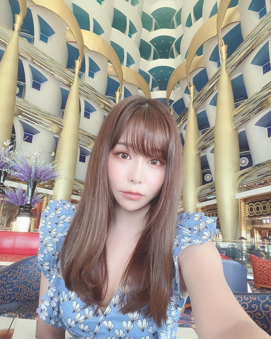 利咲のインスタグラム：「世界一のホテル、7つ星ホテルのブルジュアルアラブ👑﻿ @burjalarab  どこを見ても目を奪われる素晴らしさ！﻿ 近未来的な宮殿のような、ここはどこだろうと思うような美しさ〜﻿ 宇宙のお城meetsガウディって感じです！笑﻿ 建物全てがアートのよう…﻿ ずっと見ていられます👀💫﻿ お部屋やレストランなど写真たくさん撮ったので載せていきますね。﻿ ﻿ （世界情勢について。海外の写真が今後しばらく載せれないかもしれない状況になって来てます。載せ納めにならないことを祈ります。自粛中の今、皆がなるべく正しい情報を得られますように。）﻿ ﻿ ﻿ The world's best hotel, Burj Al Arab, 7-star hotel⭐️⭐️⭐️⭐️⭐️⭐️⭐️﻿ No matter where you look, it's amazing!﻿ Beauty like a futuristic palace...﻿ Gaudi meets the castle in space!  lol﻿ All building is like art ...﻿ I took a lot of photos of rooms and restaurants, so I'll put them on here.﻿ ﻿ ﻿ (About the situation in the world. We are in a situation where photos from overseas may not be posted for a while. I pray that we will not be able to put them. Now that you are in self-control, I hope everyone can get the right information.)﻿ ﻿ ﻿ #BurjAlArabJumeirah #burjalarab #ブルジュアルアラブ #burjalarabhotel #burjalarabhotel⭐️⭐️⭐️⭐️⭐️⭐️⭐️ #7つ星ホテル #7starhotel #7star #jumeirah #jumeirahhotels #ジュメイラ #ジュメーラ #ドバイ #dubai #uae #アラブ首長国連邦 #ToweroftheArabs #dubai🇦🇪 #dubai❤️ #lovedubai #🇦🇪」