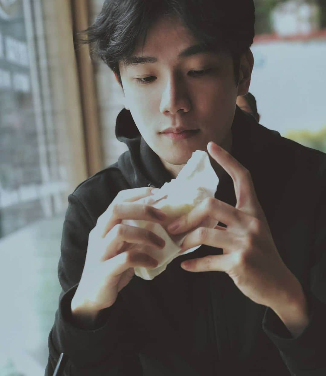 ハン・チャン（張行）のインスタグラム：「🌤️🍞」