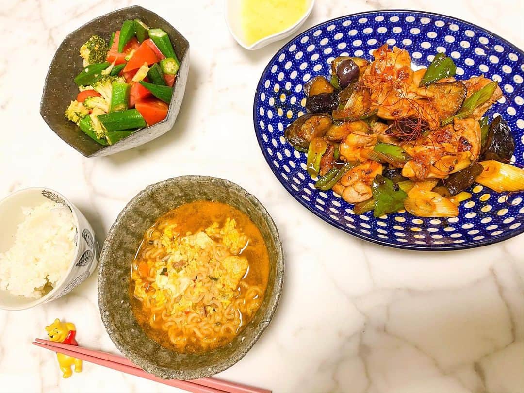 林弓束さんのインスタグラム写真 - (林弓束Instagram)「. 毎日おうちで冷蔵庫の中身と向き合いクッキング🍳👩‍🍳 お腹もどんどん大きくなり動きづらいので料理も簡単なものを...と。 1枚目、菜の花とひきにくのパスタはペペロンチーノ風に。 シーフードパスタは、バター醤油塩胡椒で味付け。 2枚目は韓国風に🇰🇷 奥は、鶏肉なすピーマンねぎをコチュジャン、醤油、はちみつ、焼肉のたれなどで絡めたもの。 チーズをからめて。 辛ラーメンとトマトおくらのサラダと共に。 3枚目は大根豚肉の煮物とブロッコリーのお浸し、だし巻き卵と。 4枚目は和風ハンバーグにたらこパスタ。 炭水化物✖️炭水化物。笑 あ、さすがにふたり分ですよ！笑 さて今夜は何を作ろうかな。 . . . . #晩ご飯 #晩ごはん #晩御飯 #ばんごはん #夜ご飯 #夜ごはん #夜御飯 #よるごはん #家ごはん #家ご飯 #いえごはん #家御飯 #うちごはん #おうち時間 #おうちじかん #stayhome  #韓国料理 #料理 #うちで過ごそう #ゆづ飯」3月29日 17時14分 - hayashiyuzuka