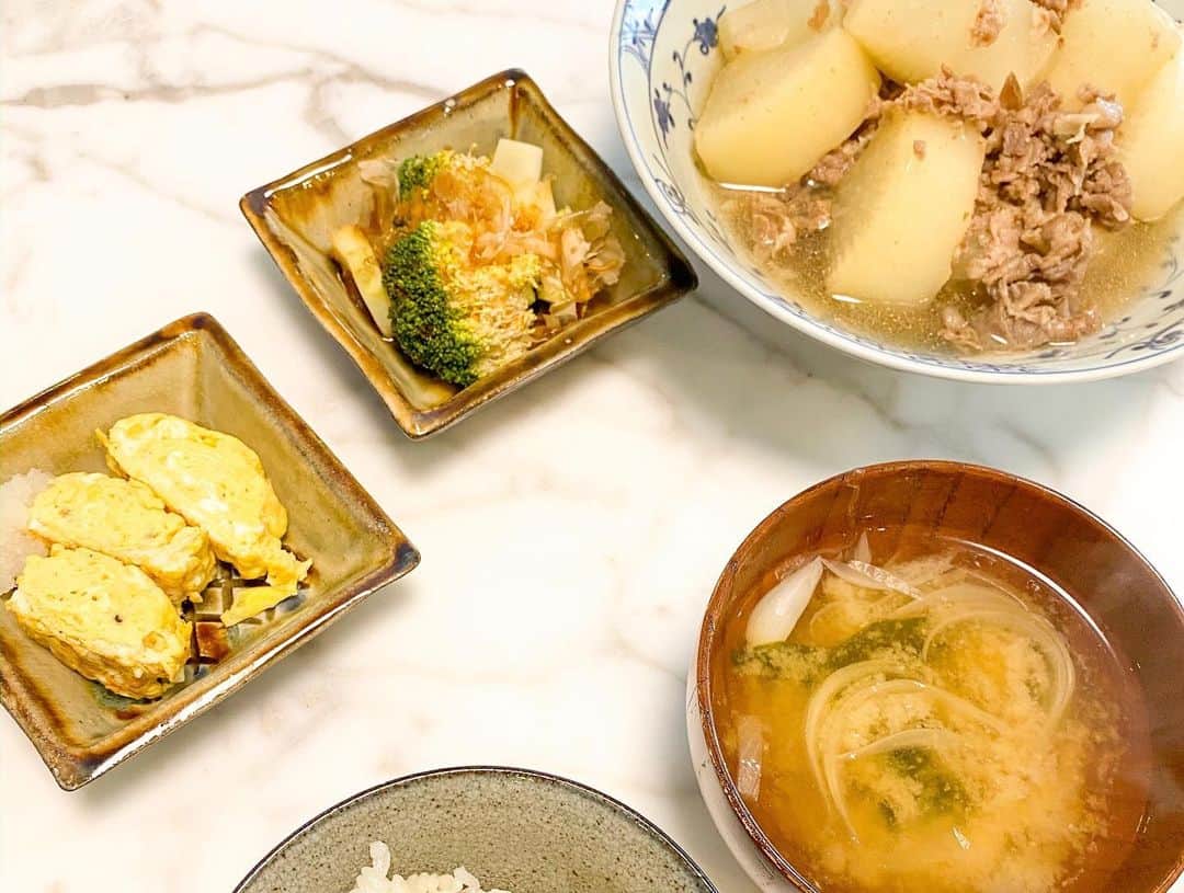 林弓束さんのインスタグラム写真 - (林弓束Instagram)「. 毎日おうちで冷蔵庫の中身と向き合いクッキング🍳👩‍🍳 お腹もどんどん大きくなり動きづらいので料理も簡単なものを...と。 1枚目、菜の花とひきにくのパスタはペペロンチーノ風に。 シーフードパスタは、バター醤油塩胡椒で味付け。 2枚目は韓国風に🇰🇷 奥は、鶏肉なすピーマンねぎをコチュジャン、醤油、はちみつ、焼肉のたれなどで絡めたもの。 チーズをからめて。 辛ラーメンとトマトおくらのサラダと共に。 3枚目は大根豚肉の煮物とブロッコリーのお浸し、だし巻き卵と。 4枚目は和風ハンバーグにたらこパスタ。 炭水化物✖️炭水化物。笑 あ、さすがにふたり分ですよ！笑 さて今夜は何を作ろうかな。 . . . . #晩ご飯 #晩ごはん #晩御飯 #ばんごはん #夜ご飯 #夜ごはん #夜御飯 #よるごはん #家ごはん #家ご飯 #いえごはん #家御飯 #うちごはん #おうち時間 #おうちじかん #stayhome  #韓国料理 #料理 #うちで過ごそう #ゆづ飯」3月29日 17時14分 - hayashiyuzuka