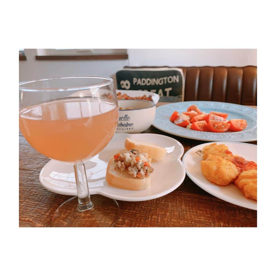 若林翔子のインスタグラム：「. . 夕方からのんびりつまみはじめる幸せ☺︎︎ . #早飯　#子どもたちはまだ庭で遊び中 #昨夜のそぼろ　#リメイク　#おつまみ」