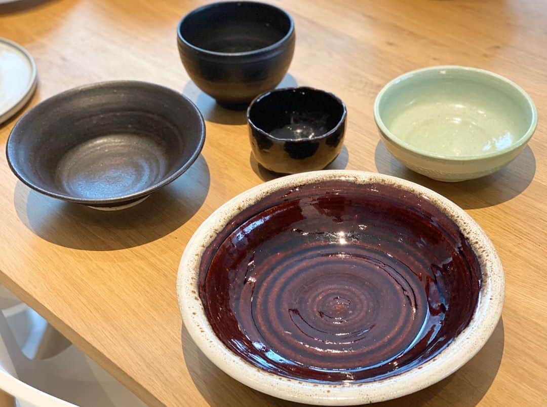 氷川きよしさんのインスタグラム写真 - (氷川きよしInstagram)「日頃なかなかやれない食器のお片付け。いらないものはガンガン断捨離して好きな物だけ集める。4枚目は私が焼いたやつ！食器がステキだとお料理が楽しい。器はシンプルが一番だねっ！  by kii  #氷川きよし #hikawakiyoshi #断捨離 #食器 #kii #bykii #キヨラー #おうち時間」3月29日 17時19分 - hikawa_kiyoshi_official