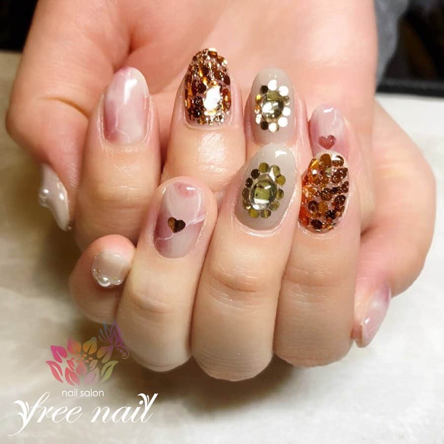 free nail フリーネイルのインスタグラム：「. お客様ネイル💅🏻🌸 . ハート大理石ネイル💗✨ . ギラギラ×ラブリー🌞💗 . ご来店ありがとうございました🙇🏻‍♀️🙇🏻‍♀️🙇🏻‍♀️💗 . #ネイルアート #ジェルネイル #ネイルサロン #大阪ネイルサロン #ネイルデザイン #ネイルチェンジ #大理石ネイル #ハートネイル #ホログラムネイル #ストーンネイル #ピンクネイル #ベージュネイル #デザインネイル #トレンドネイル #シンプルネイル #大人ネイル #春ネイル #springnails #nailsart #nailsdid #美甲 #日式美甲 #日式美甲胶 #日本美甲师 #日本美甲老师 #美甲上课 #日本胶 #フリーネイル #freenail」