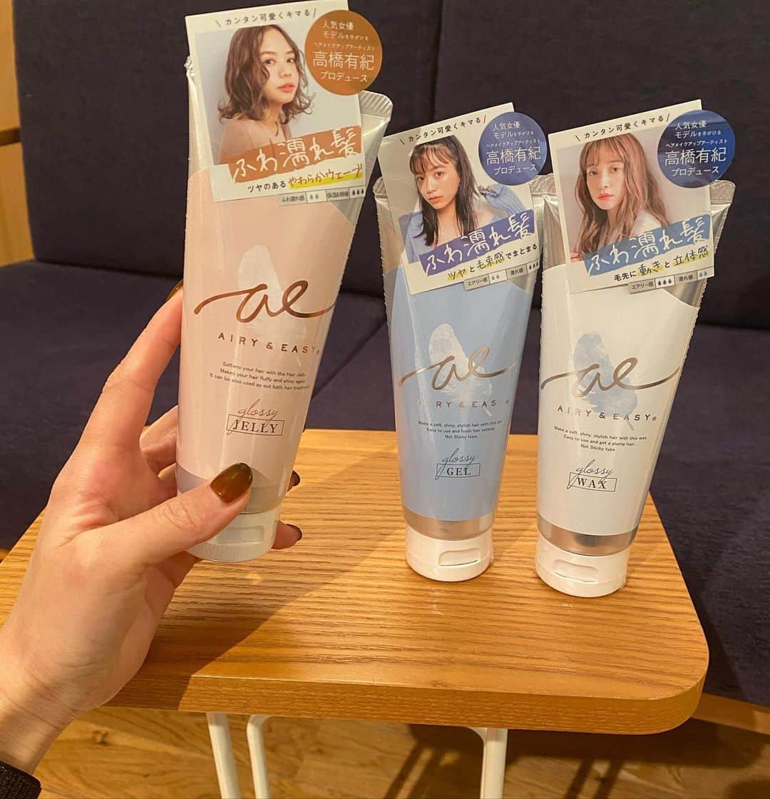 高橋有紀のインスタグラム：「私が監修したスタイリング剤新しいシリーズ発売します❤︎ エアリーアンドイージーで濡れジェルと濡れワックスに続き、今回はウェーブヘア用の濡れジェリーホワイトフローラルの香りがでます！モデルはなっちゃん❤︎前回の2商品も好評で期間限定の予定でしたが販売期間が延長されました✨ リピートして買ってくれている方もいるみたいで嬉しいです！ 今まで同様で全国のバライティーショップさん等で発売されるのですが、今色んな影響で発売時期が予定より遅れているようです。外出も難しい日もでてきてしまうと思いますが、ネット販売も始まると思うので、また情報が分かり次第ストーリーでお知らせします！ #エアリーアンドイージー  #PR」