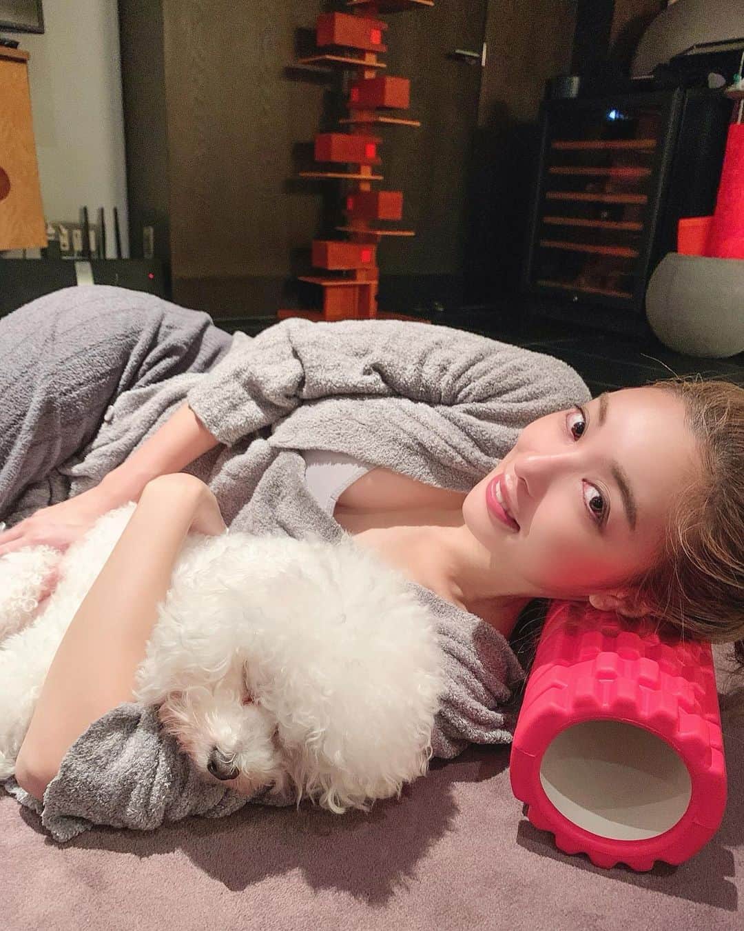 のインスタグラム：「My Netflix position🐶 After watching 'Narcos', I'm going to watch 'YOU' season 2👁‍🗨 Thank you for telling me your recommend In a previous post. I'm very happy to be able to communicate with you through SNS. Let's get over together🕊💕 .. ー 気になるところをストレッチポールで コロコロ🌸というよりゴロゴロ🌸 ストレッチちゃんとしてるつもりでも 太ももとかは結構激痛なの😳 結局邦画じゃなくてNetflixの 'You'をみはじめてるよ🌹笑 ぞくってするの好きな人にはオススメ☺️ .. #Netflix#netflixtime#hometime#movietime#selftime#stretch#stretching#ネットフリックス」