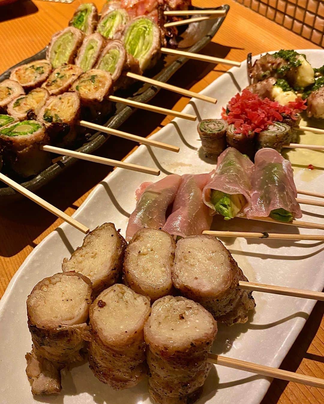 Ayuminさんのインスタグラム写真 - (AyuminInstagram)「🐖きばくもん🐖 お気に入りの野菜串 @kibakumon さん🤩 季節限定のおすすめメニュー全部と 前回も食べた好きな串を注文❣️ . ☑️菜の花巻き ☑️アボカド生ハム ☑️アスパラベーコン巻き ☑️カリカリ梅大葉巻き ☑️レタス巻き ☑️豚キムチ巻き ☑️なすチーズ巻き ☑️えのき巻き ☑️さつまいもスティック . 店員さんもノリが良くて活気があって 何度でも行きたい〜💓 次はまりたすおすすめのアレ食べよ😎 . . スタバクイーン👸🏼メインアカウント ➡︎ @ayumin0220stb . #きばくもん#はかた野菜巻き串きばくもん #栄グルメ#栄ディナー#栄居酒屋#野菜串#名古屋焼き鳥 #名古屋#名古屋ランチ#名古屋グルメ#名古屋カフェ#名古屋ディナー#名古屋居酒屋 #インスタグルメアワード2020#あいなご#ナゴレコ#グルメライター」3月29日 17時36分 - ayumin0220